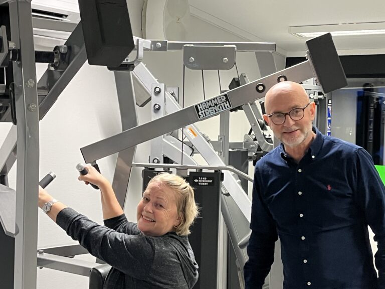 Bjørn Syversen ute og gir veiledning til medlemmene i Expressgym