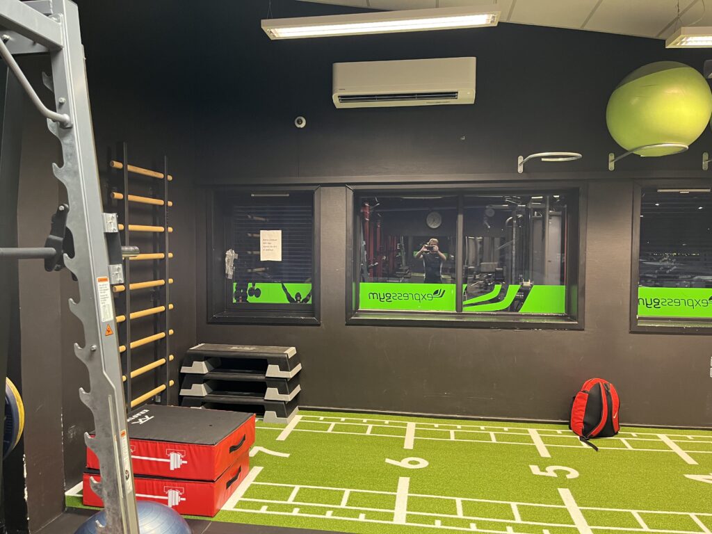 Høy vegg modell fra Toshiba benyttes til treneingssalene