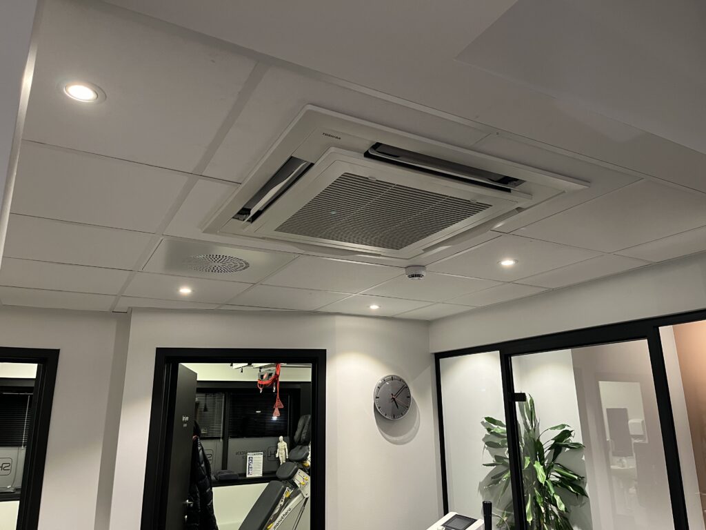 Flotte varmepumpe innedeler fra Toshiba til kontorer og behandlingsrom