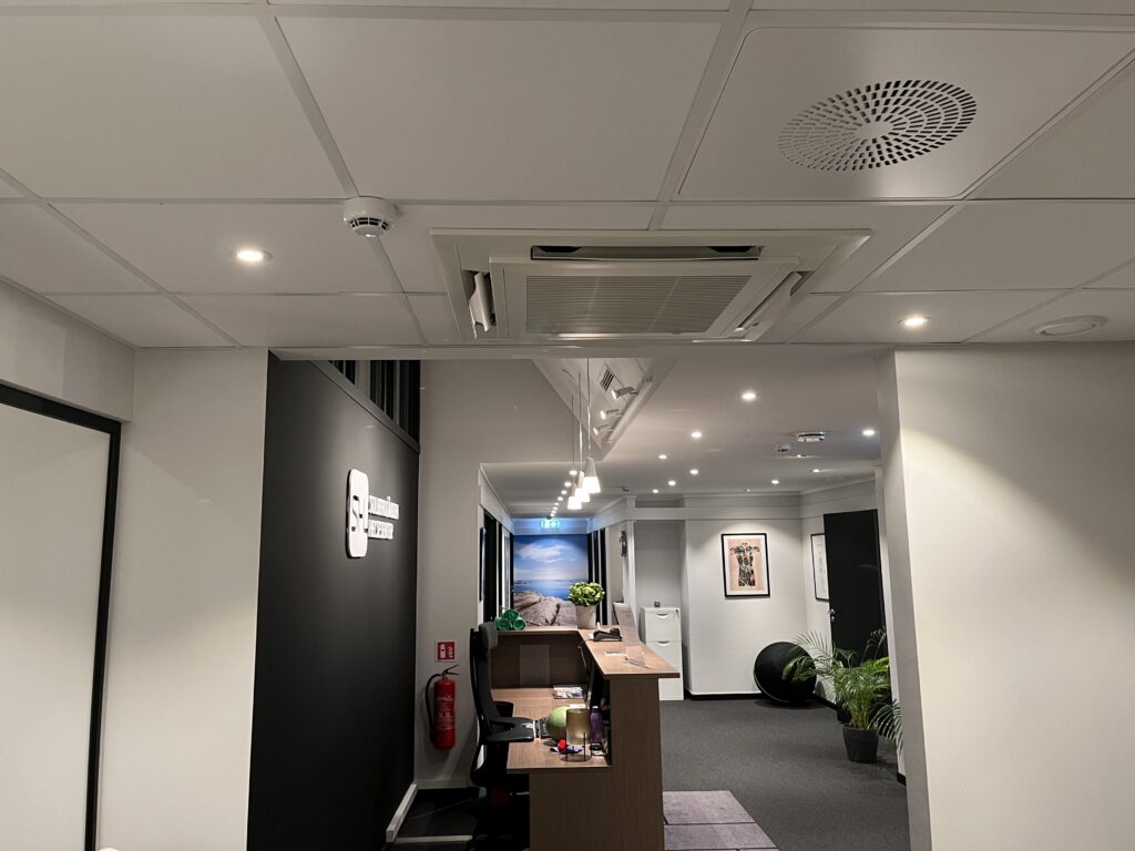 Kontor lokalene og behandlings rommene har benyttet 4 veis takmodell fra Toshiba